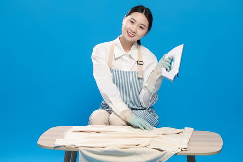 藍底熨衣服保潔服務女性人物攝影圖 專業攝影與咨詢策劃服務的完美結合